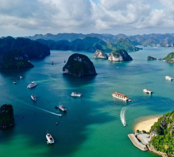 Ha Long Bay: Cruising Through Paradise
